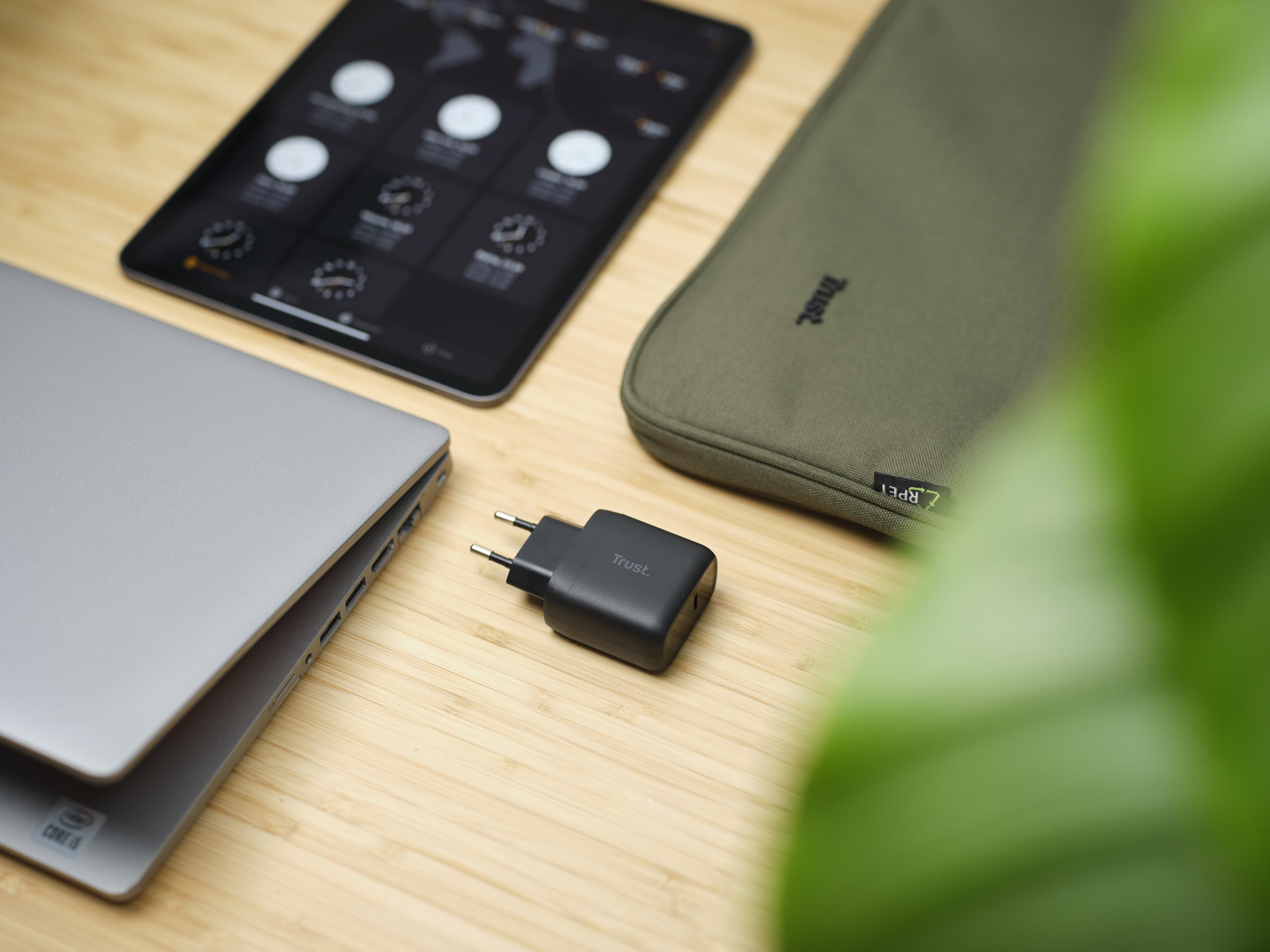 Fotografija proizvoda: Punjac TRUST Maxo 45W/USB-C/laptop/smartphone/tablet/2m USB-C kabel/crna