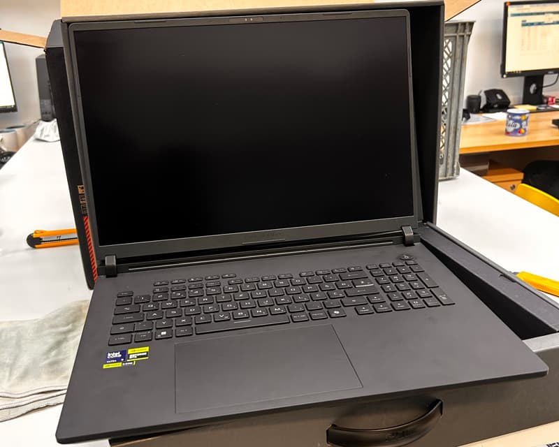Fotografija proizvoda: ROG Strix SCAR 18 G835LX-SA123X (18 inča 2.5K, Ultra 9 275HX, 64GB, SSD 2TB + 2TB, RTX 5090, Win11 Pro) laptop outlet
