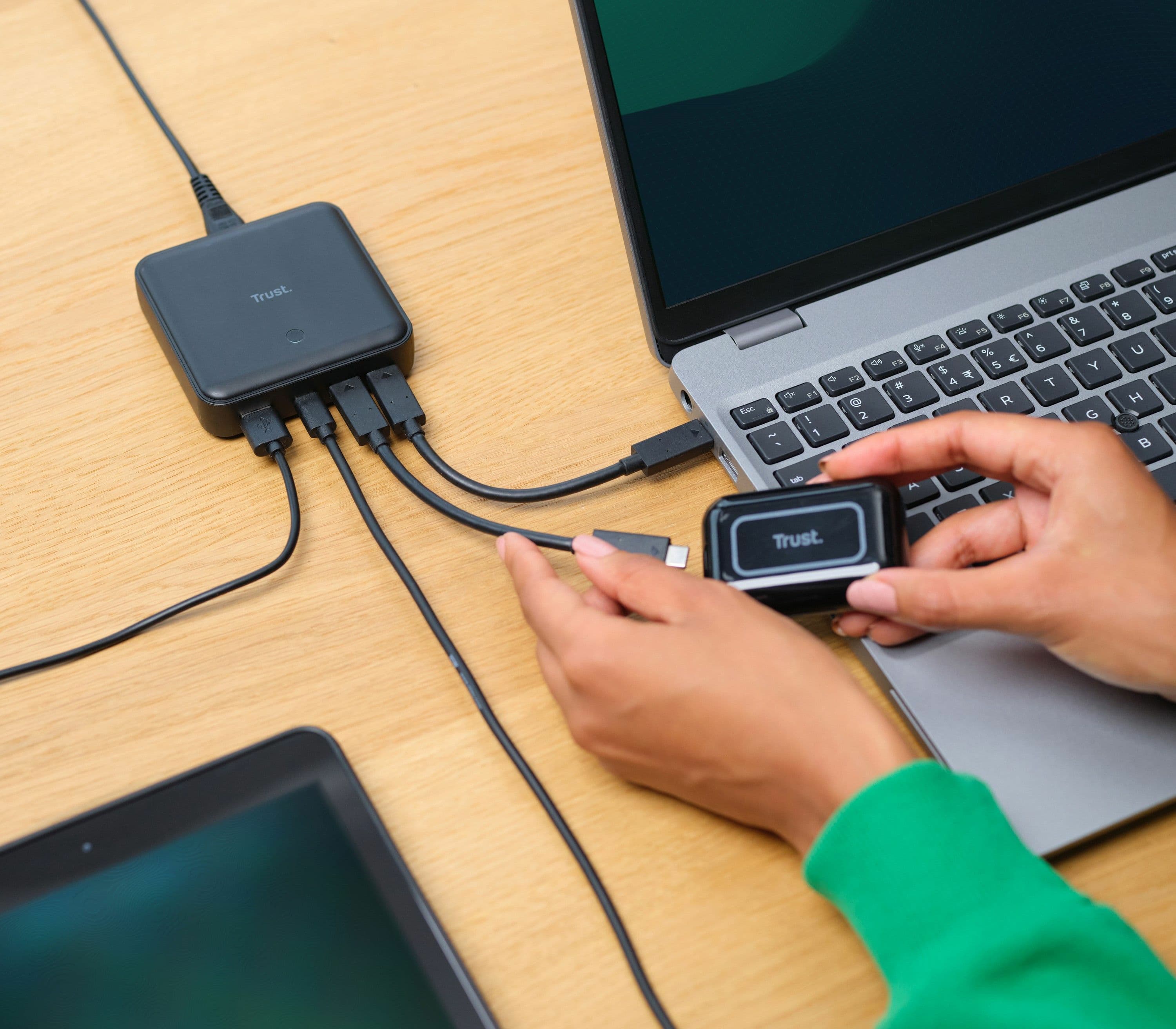 Fotografija proizvoda: Punjac MAXO 100W 4-PORT DESKTOP CHARGER