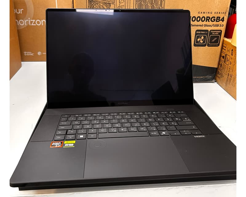 Fotografija proizvoda: ProArt P16 OLED H7606WX-SE002X (16 inča 4K OLED, Ryzen AI 9 HX 370, 64GB, SSD 2TB+2TB, RTX 5090, Win11 Pro) laptop + ranac outlet